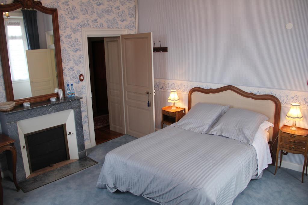 Chateau Lezat - Chambres D'Hotes La Souterraine Room photo